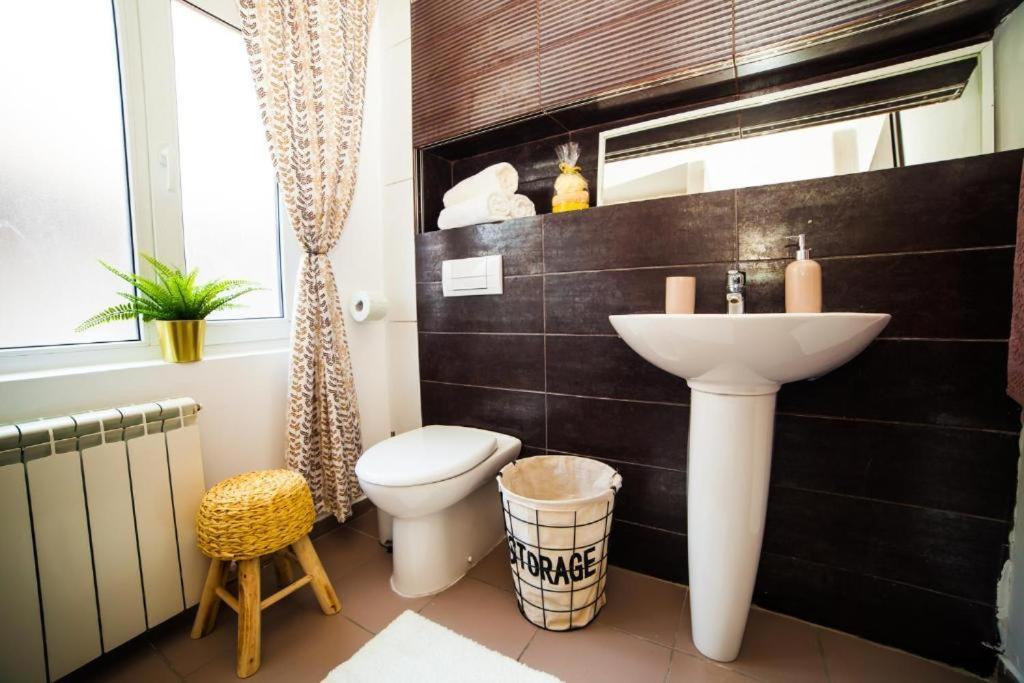 Guesthouse Smart Bucureşti Ngoại thất bức ảnh